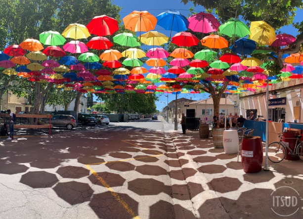 image de plus de 300 parapluies installés sur la commune de aimargues